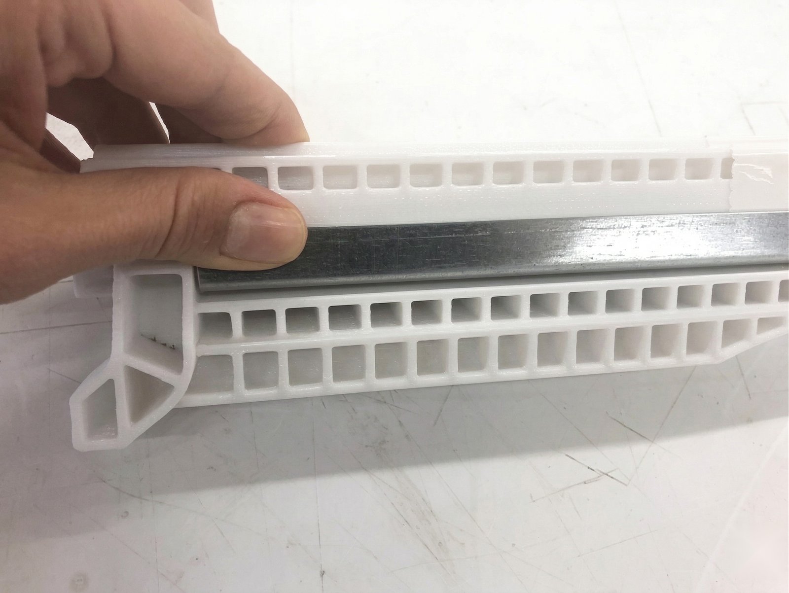 VarioShelf rail design comparison test
